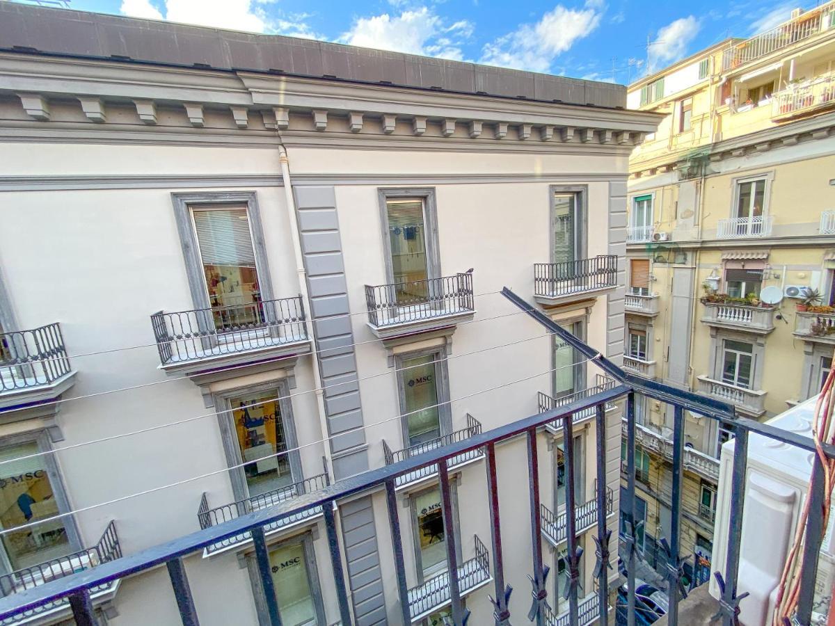 Le Casette Di Piazza Borsa Naples Luaran gambar